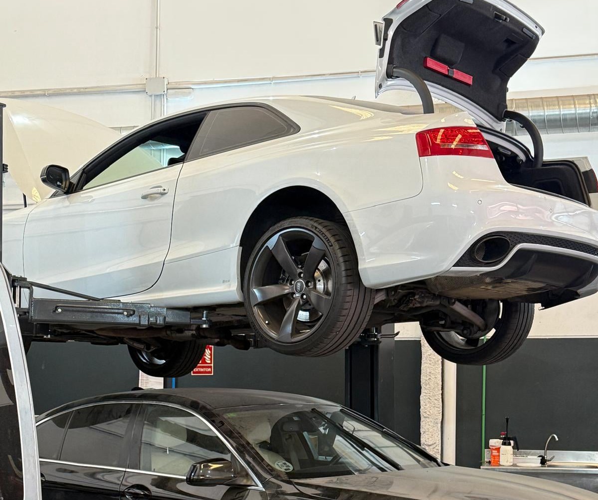 Taller mecánico en Gran Canaria realizando mantenimiento y revisión de vehículos multimarca